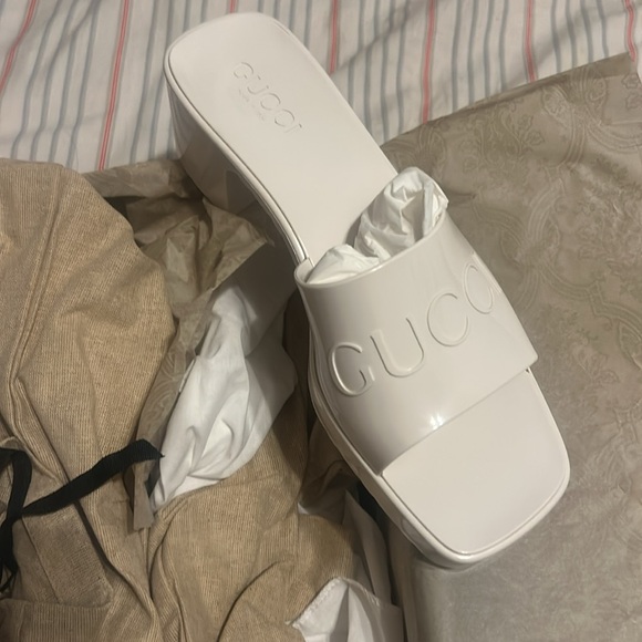 GUCCI Plastique logo-embossed rubber mules in Mystic White - Picture 2 of 5